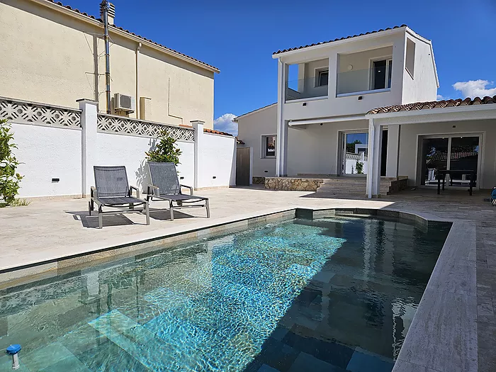 Casa a la venda a Empuriabrava al canal ample