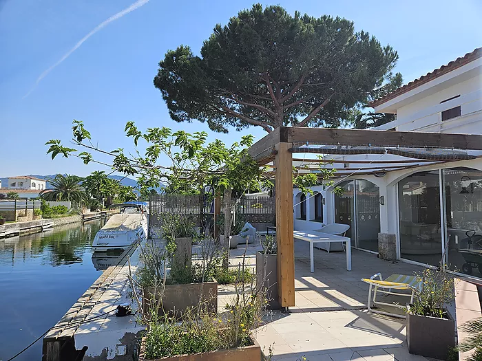 Casa a la venda a Empuriabrava al canal