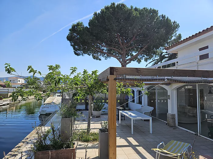 Casa a la venda a Empuriabrava al canal