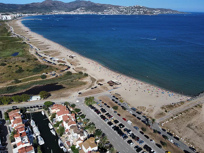 Casa a la venda a Empuriabrava al canal ample