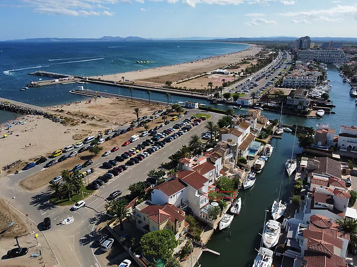 Casa a la venda a Empuriabrava al canal ample