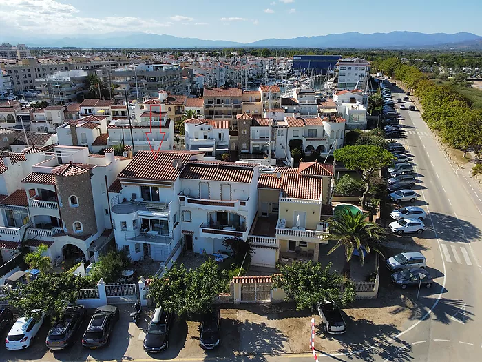 Casa a la venda a Empuriabrava al canal ample