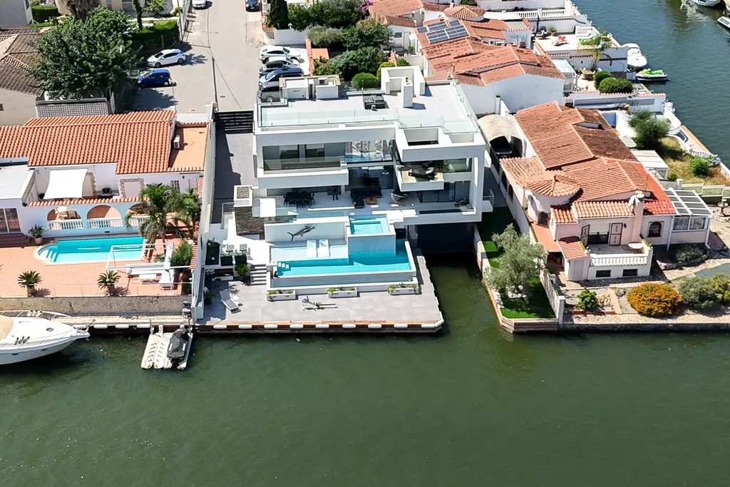 Casa a la venda a Empuriabrava al canal ample