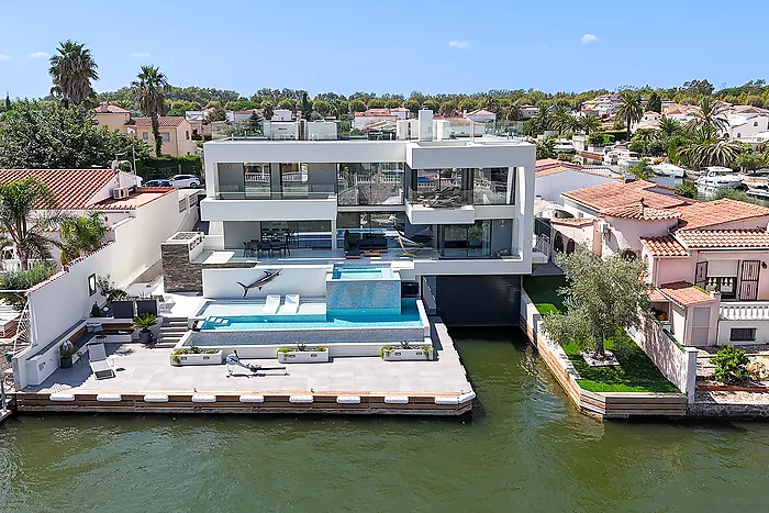 Casa a la venda a Empuriabrava al canal ample