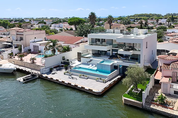 Casa a la venda a Empuriabrava al canal ample