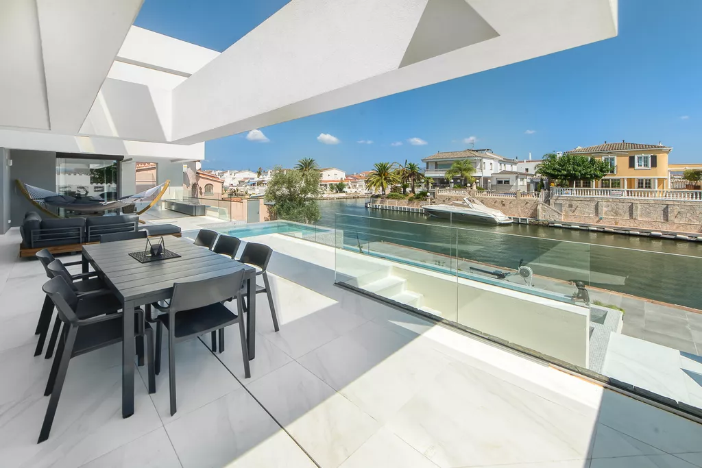 Casa en venta en Empuriabrava al canal ancho