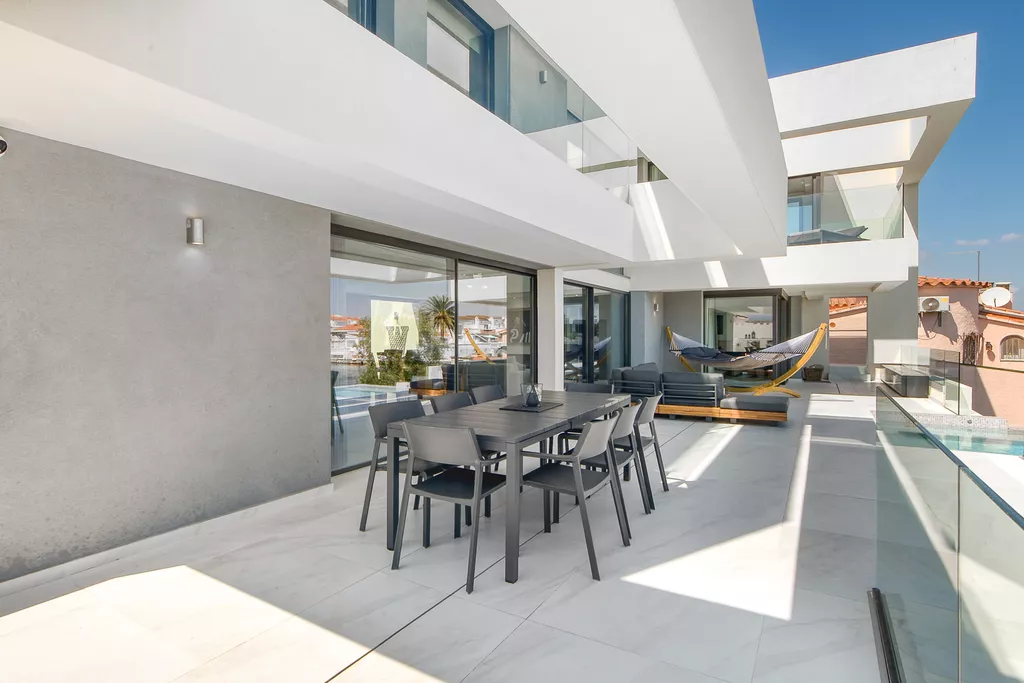 House for sale in Empuriabrava in a big channel