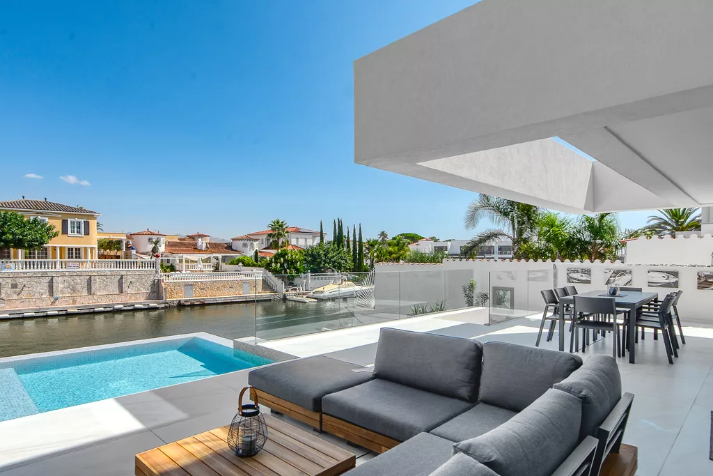 Casa en venta en Empuriabrava al canal ancho