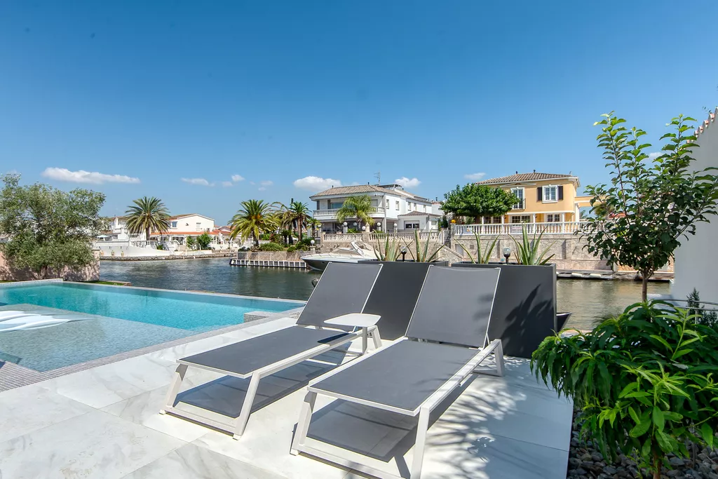 Casa en venta en Empuriabrava al canal ancho