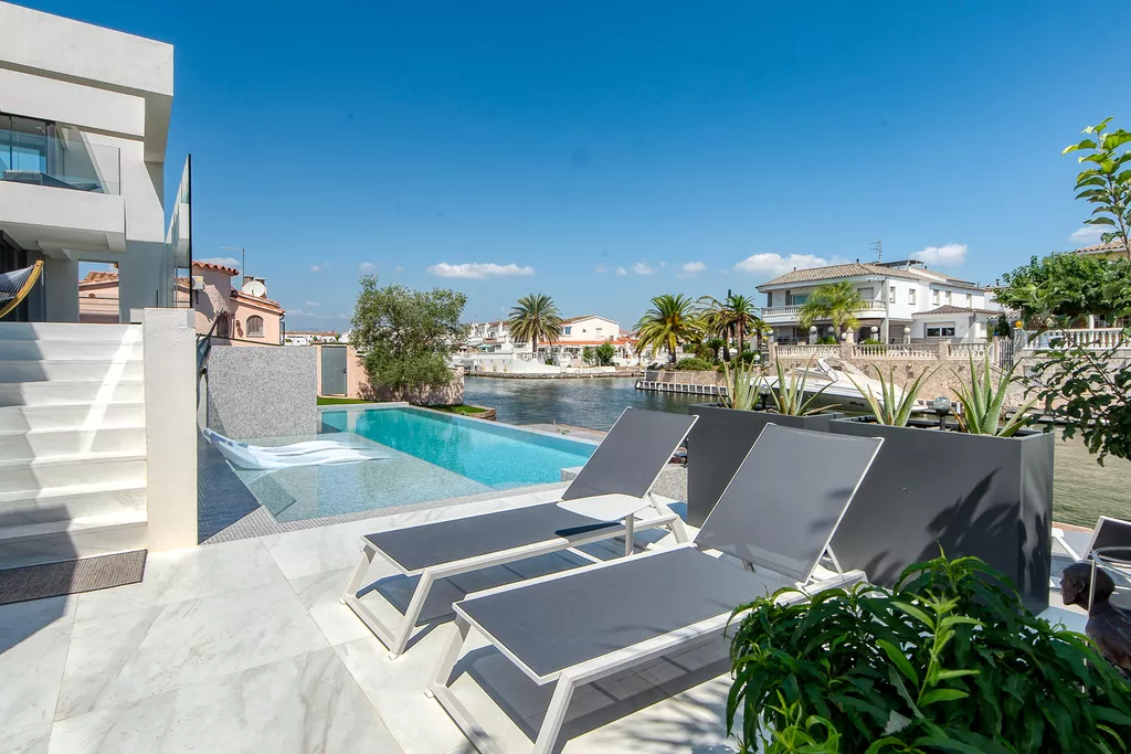 House for sale in Empuriabrava in a big channel