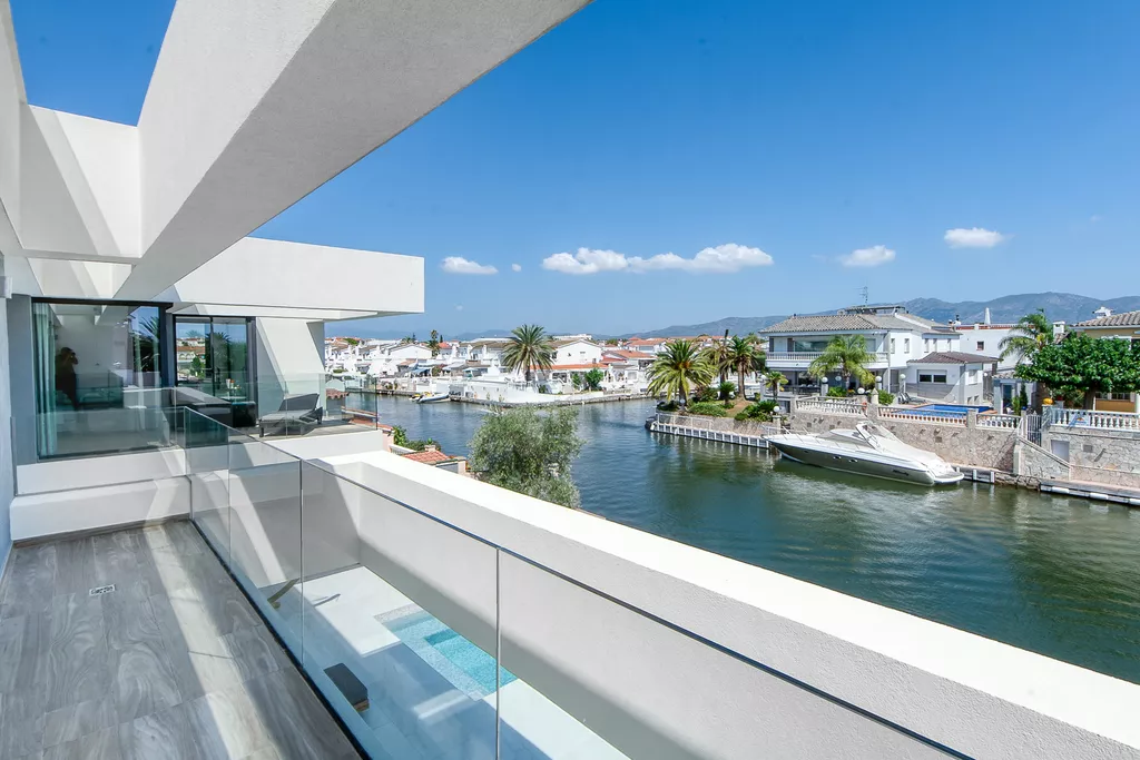 Casa a la venda a Empuriabrava al canal ample