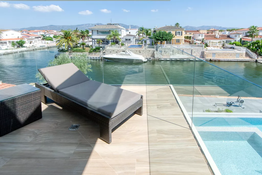 House for sale in Empuriabrava in a big channel