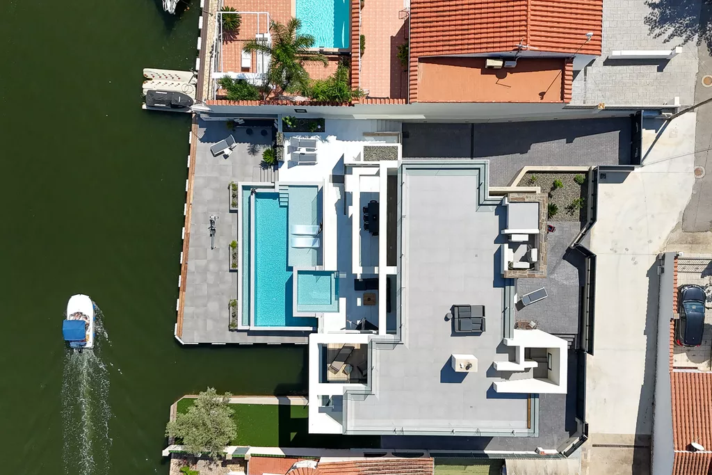 Casa a la venda a Empuriabrava al canal ample