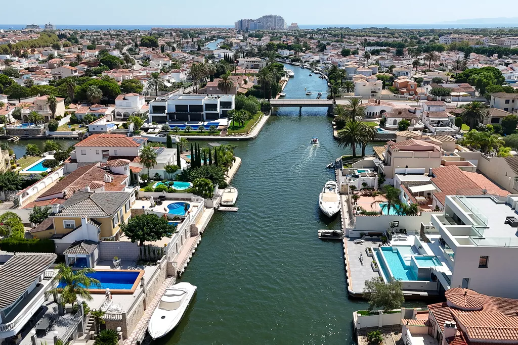 Casa a la venda a Empuriabrava al canal ample