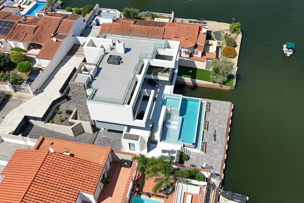 Casa en venta en Empuriabrava al canal ancho