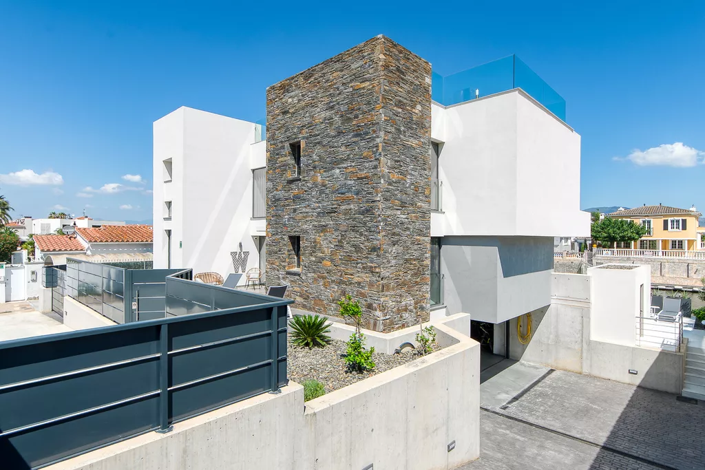 Casa a la venda a Empuriabrava al canal ample