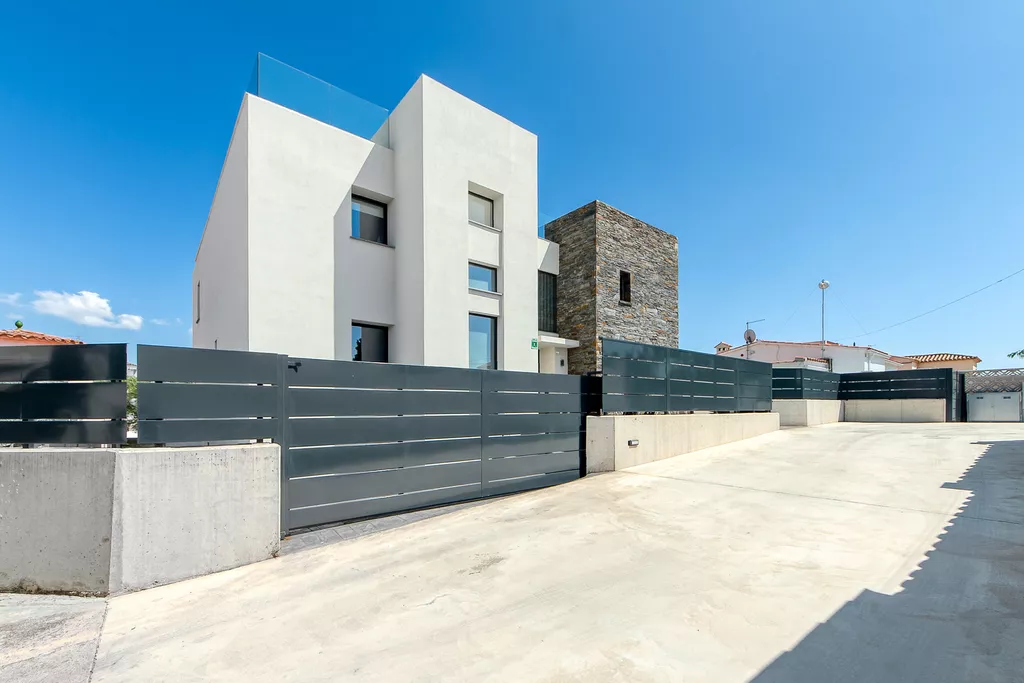 House for sale in Empuriabrava in a big channel