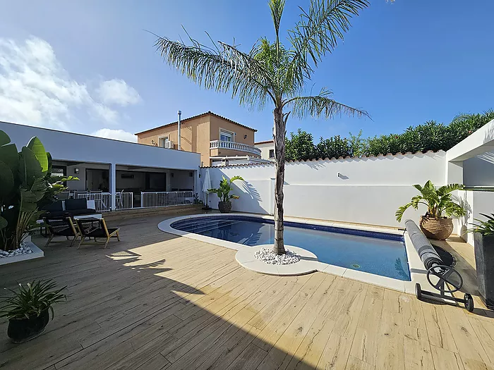 Modern ground floor house in Empuriabrava with a 12.5 m mooring