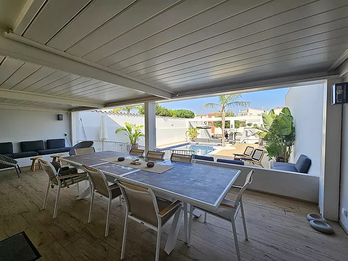 Modern ground floor house in Empuriabrava with a 12.5 m mooring