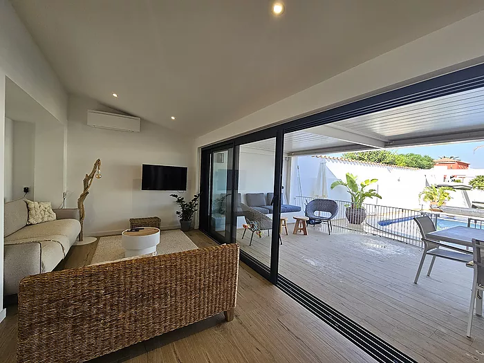 Modern ground floor house in Empuriabrava with a 12.5 m mooring