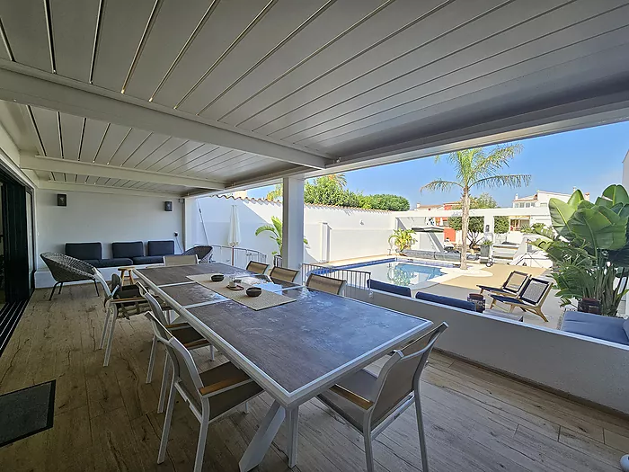 Modern ground floor house in Empuriabrava with a 12.5 m mooring