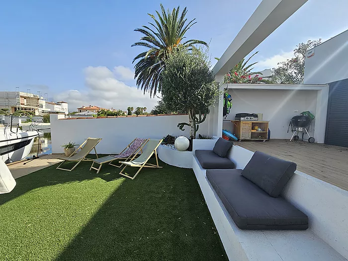 Modern ground floor house in Empuriabrava with a 12.5 m mooring