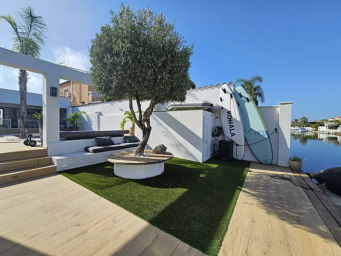 Modern ground floor house in Empuriabrava with a 12.5 m mooring