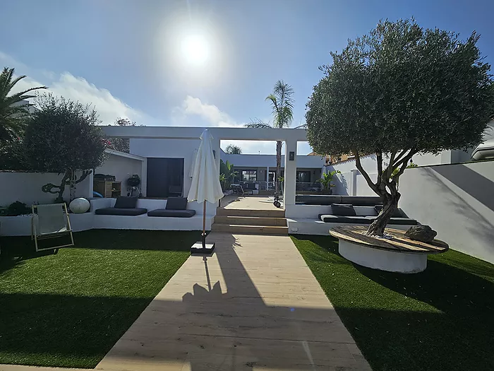 Maison moderne de plain-pied à Empuriabrava avec amarrage de 12,5 m