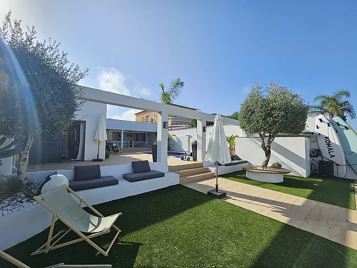 Modern ground floor house in Empuriabrava with a 12.5 m mooring