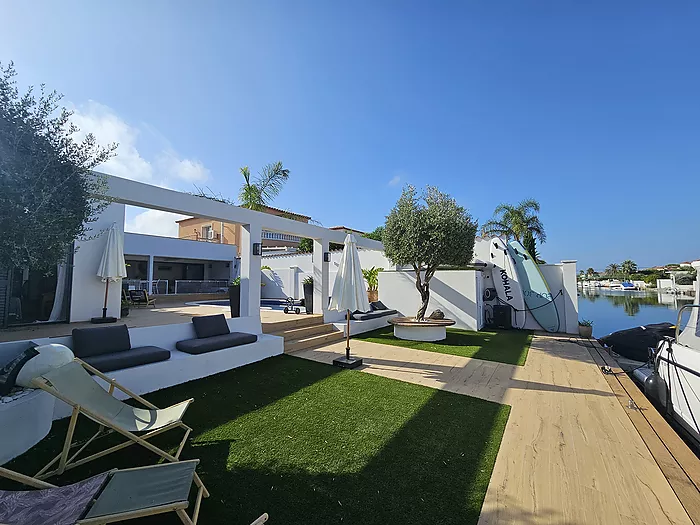 Modern ground floor house in Empuriabrava with a 12.5 m mooring