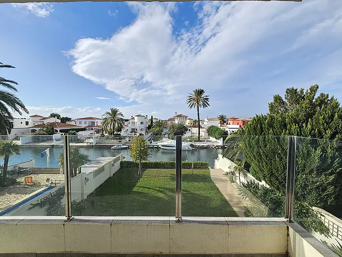 Casa en venta en Empuriabrava al canal ancho