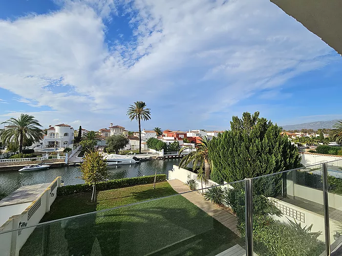 Casa en venta en Empuriabrava al canal ancho