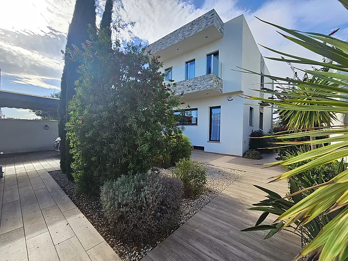 Casa en venta en Empuriabrava al canal ancho