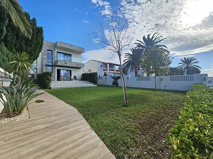 House for sale in Empuriabrava in a big channel