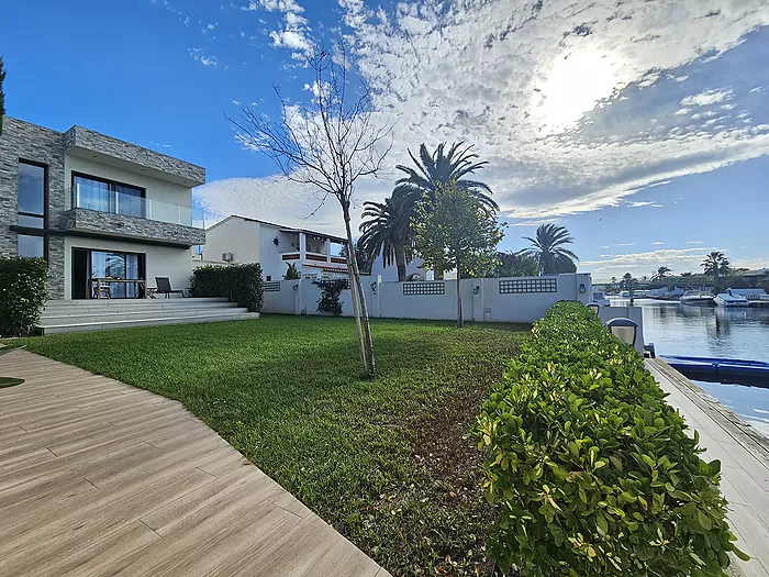 Casa a la venda a Empuriabrava al canal ample