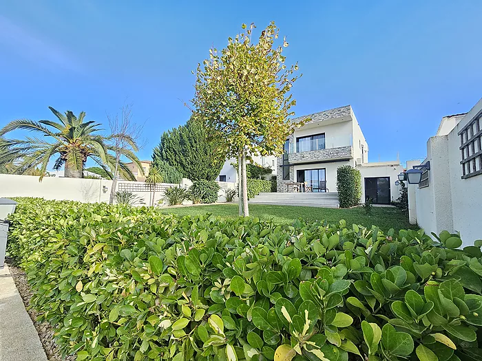 Casa a la venda a Empuriabrava al canal ample