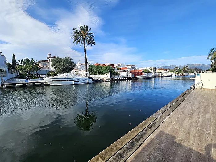 Casa en venta en Empuriabrava al canal ancho