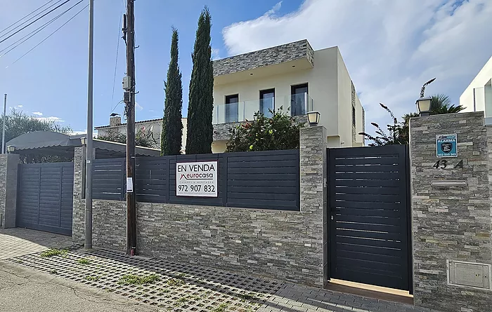 Casa en venta en Empuriabrava al canal ancho