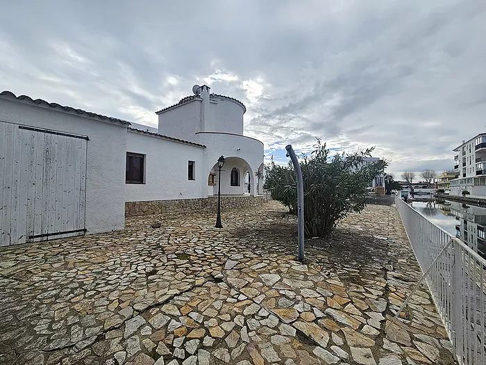 House for sale in Empuriabrava in a big channel