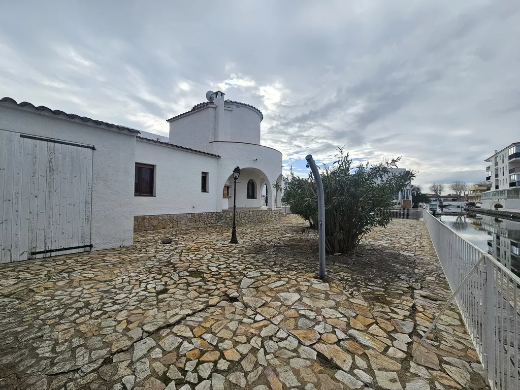 House for sale in Empuriabrava in a big channel