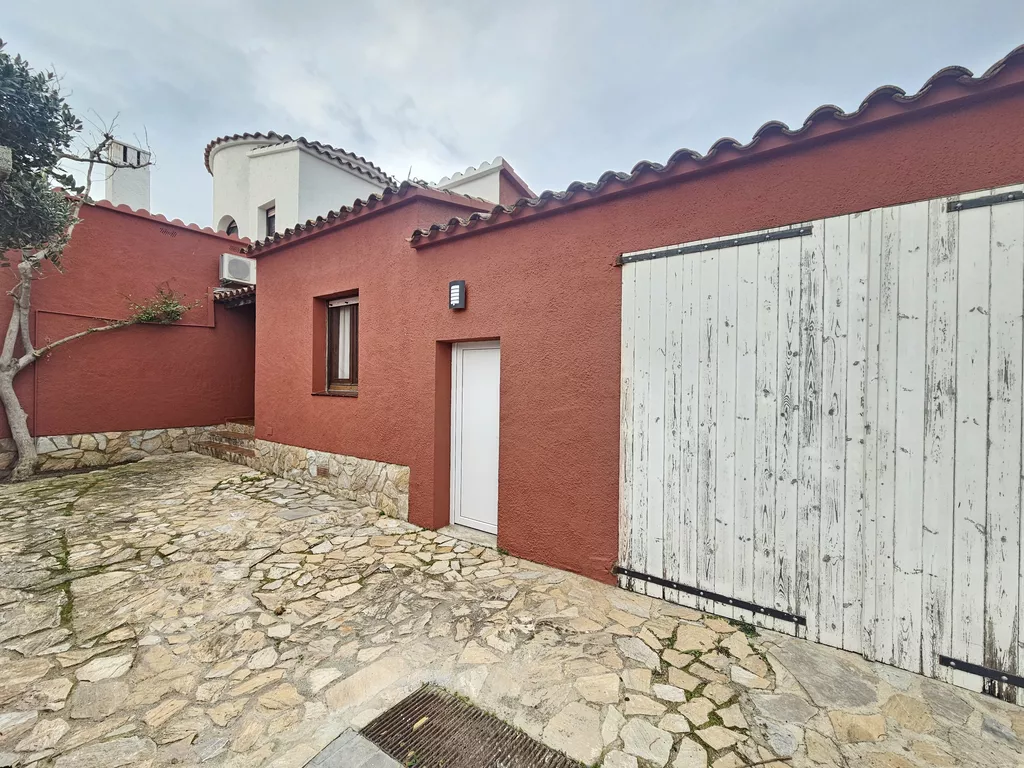 House for sale in Empuriabrava in a big channel