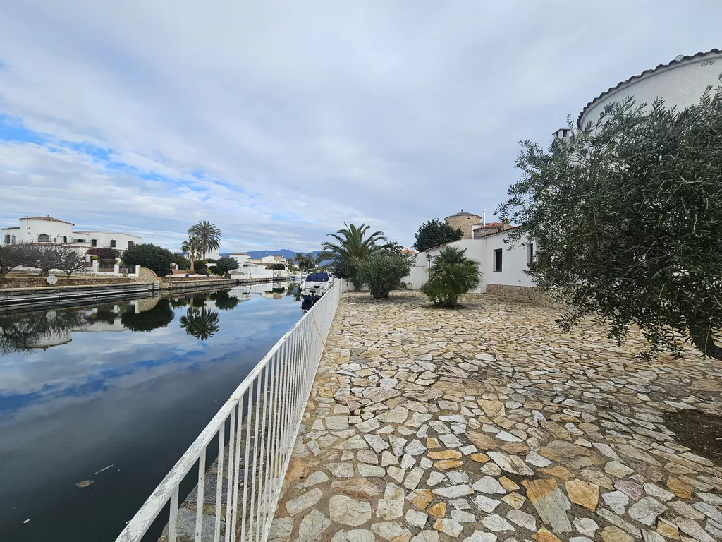 Maison à vendre à Empuriabrava au canal large