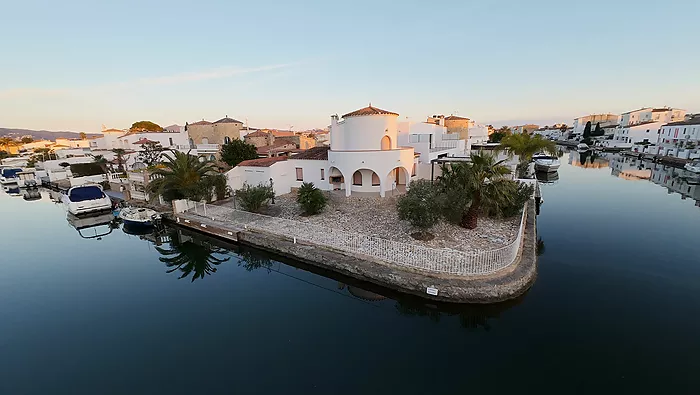 Casa a la venda a Empuriabrava al canal ample