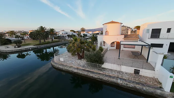 House for sale in Empuriabrava in a big channel