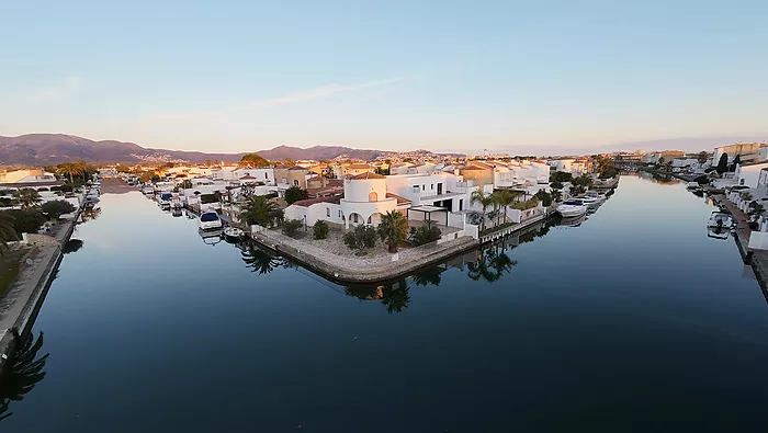 Haus zum Verkauf in Empuriabrava am breiten canal