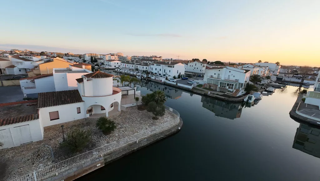 Casa en venta en Empuriabrava al canal ancho