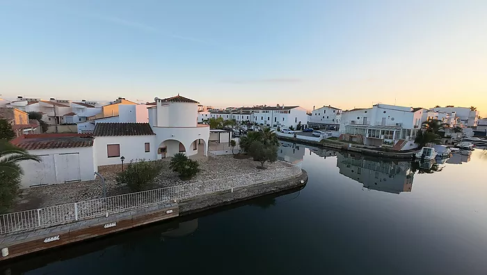 Casa a la venda a Empuriabrava al canal ample