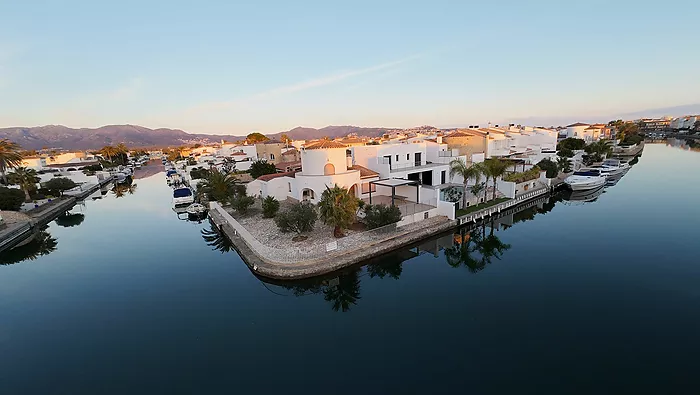 Casa a la venda a Empuriabrava al canal ample