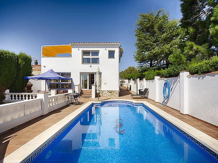 Casa a la venda a Empuriabrava al canal ample