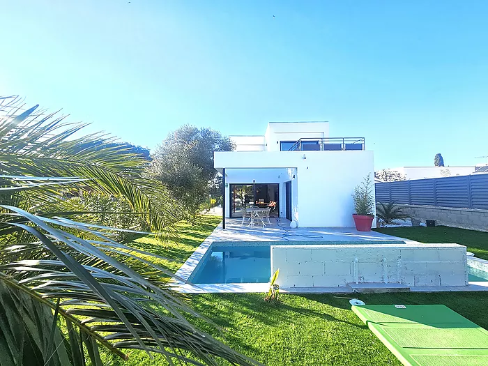 Moderna casa en venta en Les Garrigues (Roses)